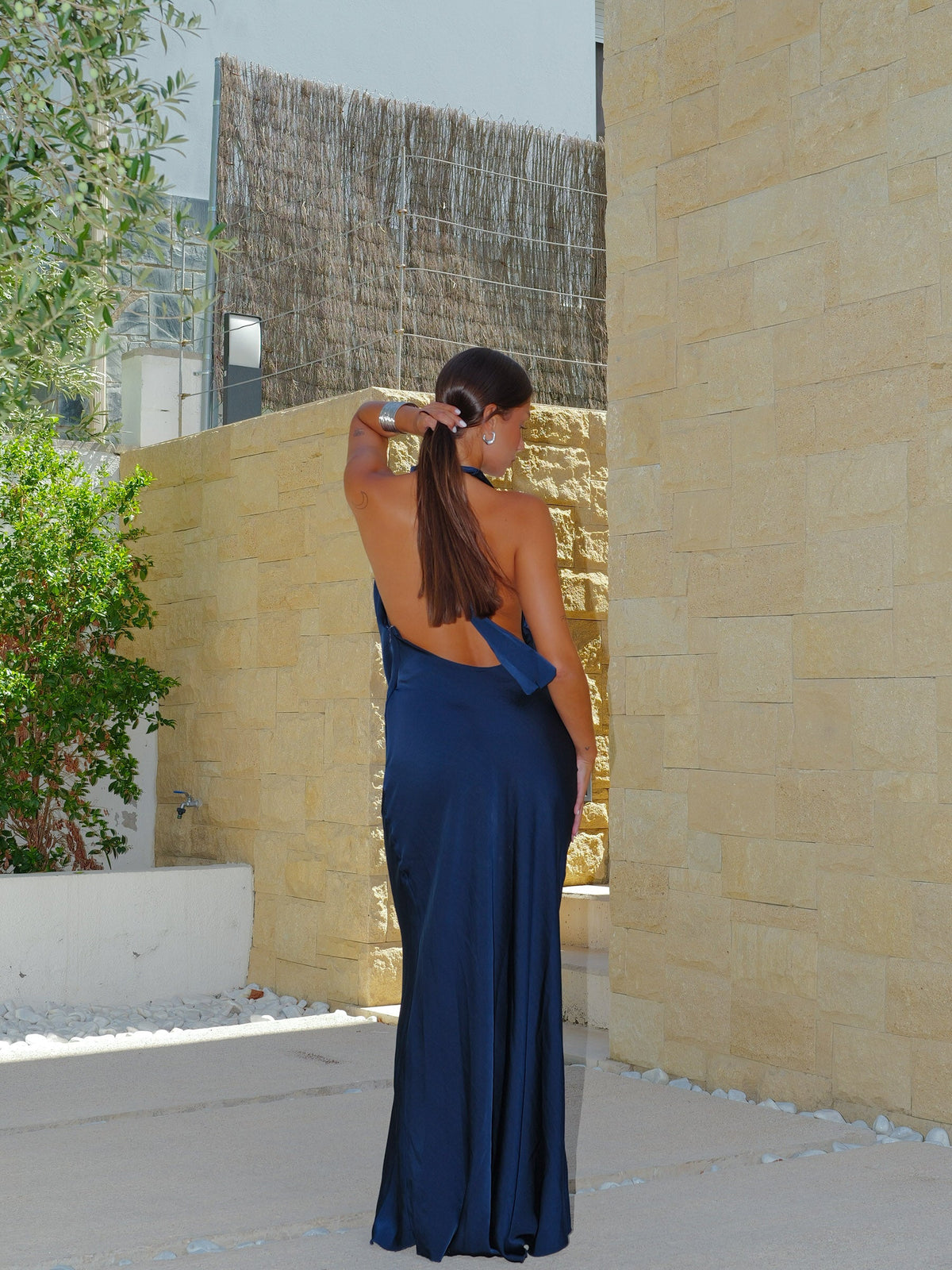 Vestido comprido em cetim, com decote halter nas costas, cor azul-marinho