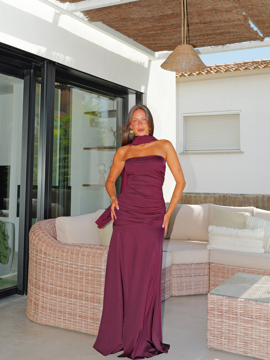 Vestido esvoaçante entrelaçado em cor de bordô