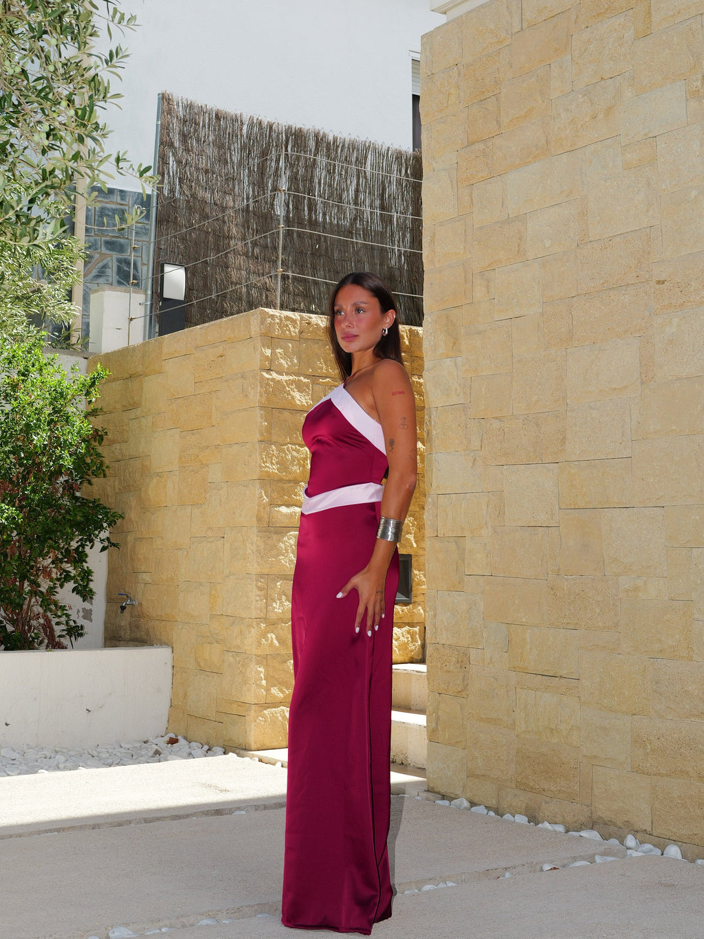 Vestido halter em cetim bicolor, cor de beringela