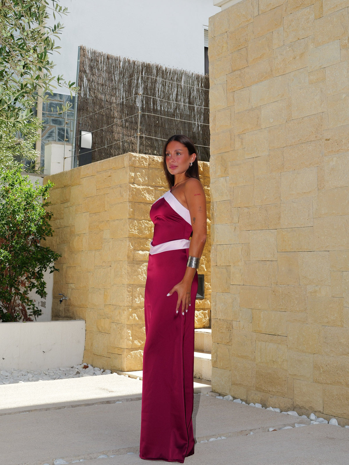 Vestido halter em cetim bicolor, cor de beringela