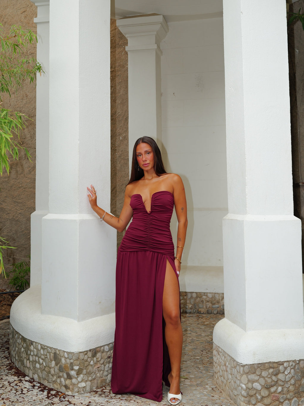 Vestido comprido com franzido, cor bordô