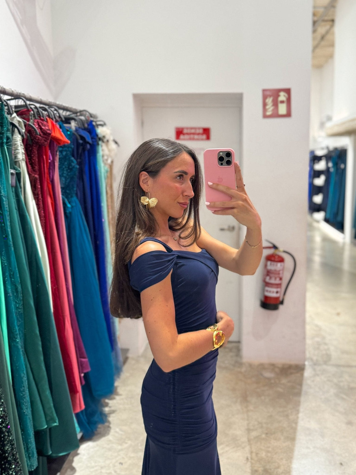 Vestido assimétrico com alças em azul-marinho