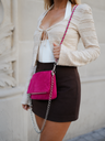 Bolso con cadenas de ante fucsia