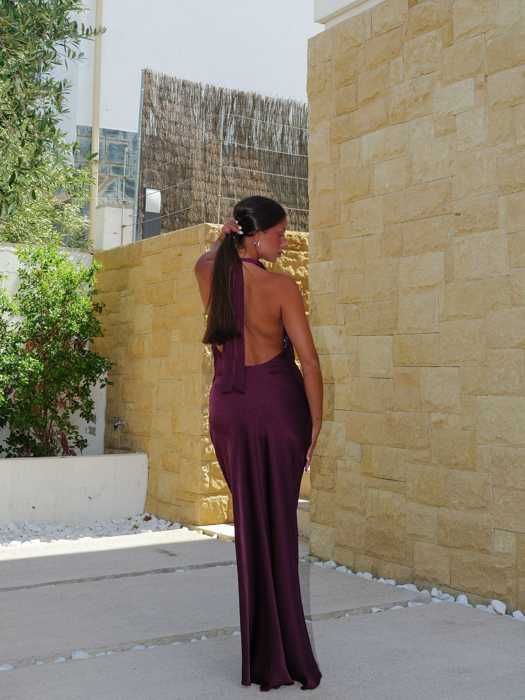 Vestido comprido de cetim com decote halter nas costas, cor beringela