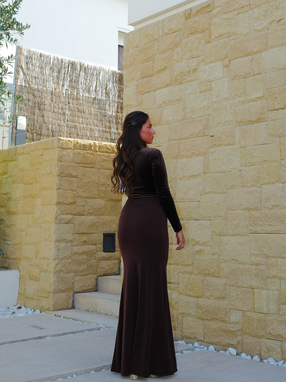 Vestido comprido assimétrico com mangas em veludo cor de chocolate
