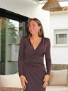 Vestido midi com ombreiras e mangas compridas, cor chocolate