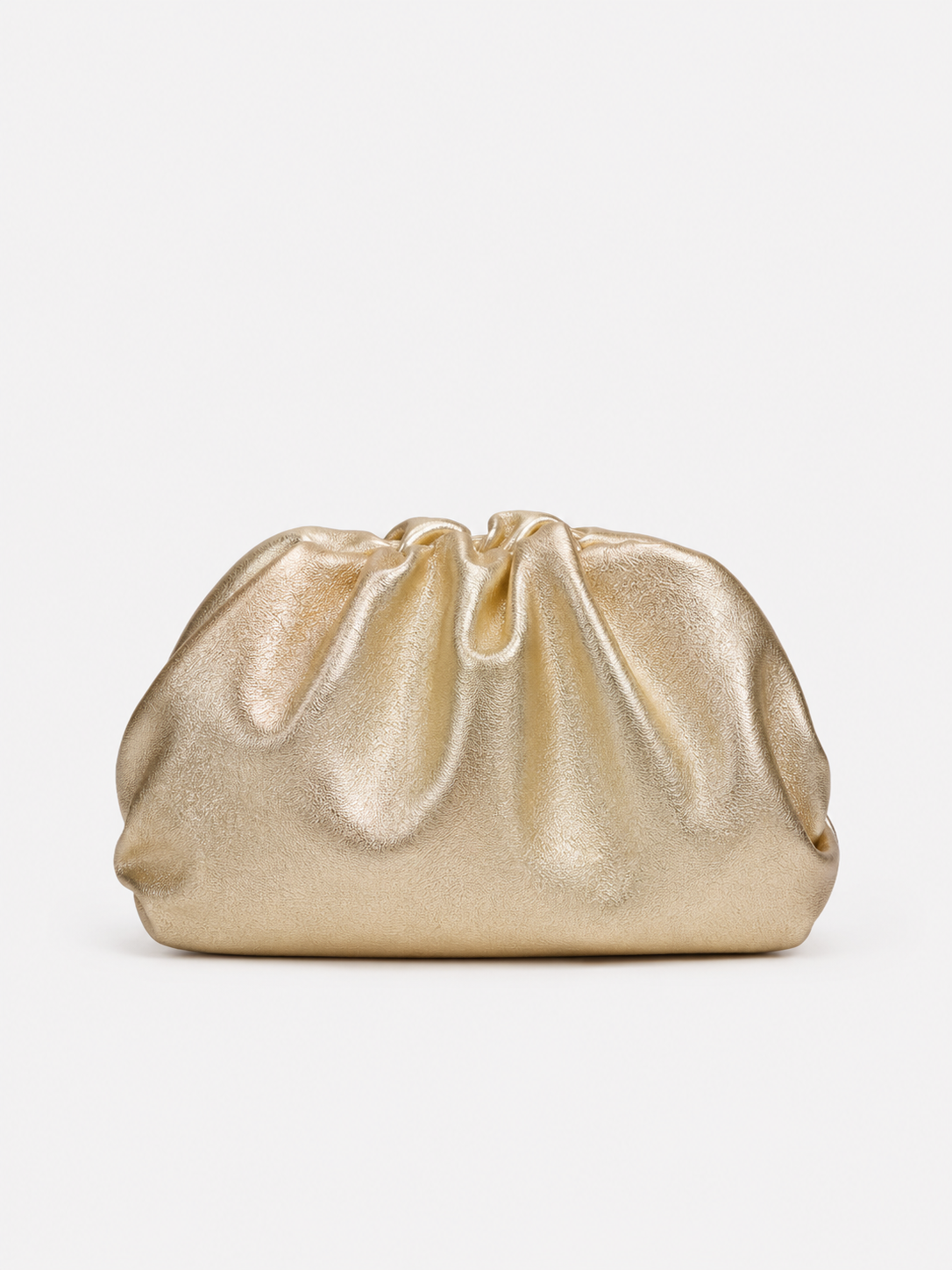 Clutch em pele dourada tipo «bombonera»