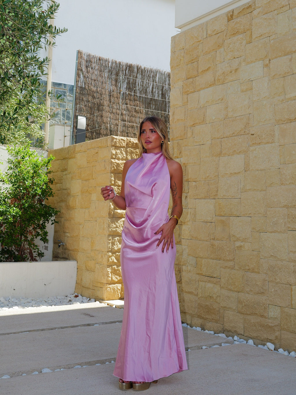 Vestido comprido de cetim rosa com costas halter