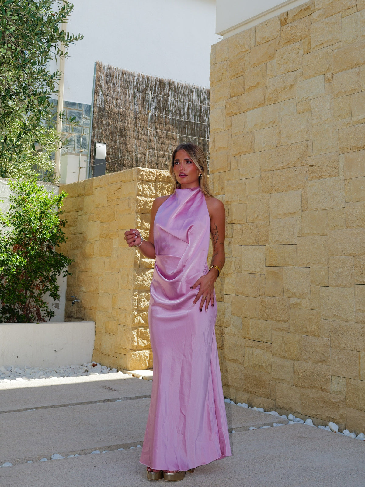 Vestido comprido de cetim rosa com costas halter