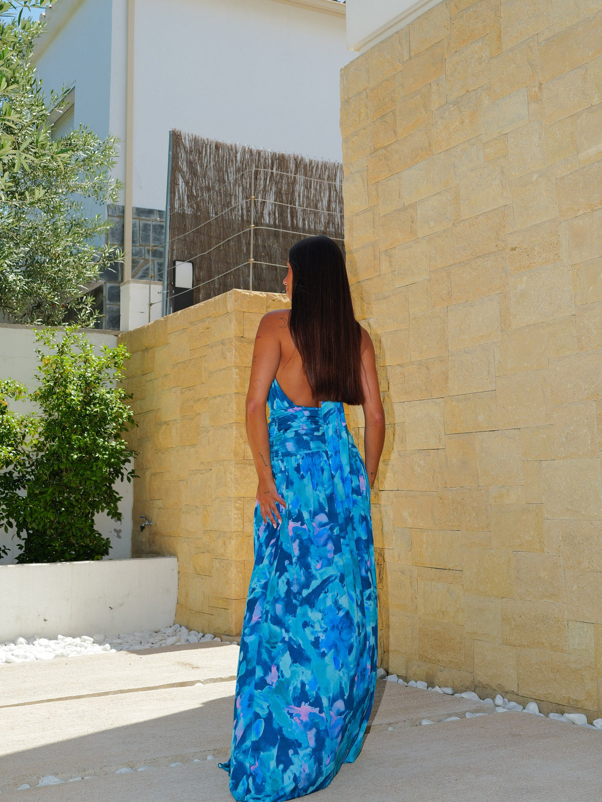 Vestido com decote halter e costas estampadas em azul