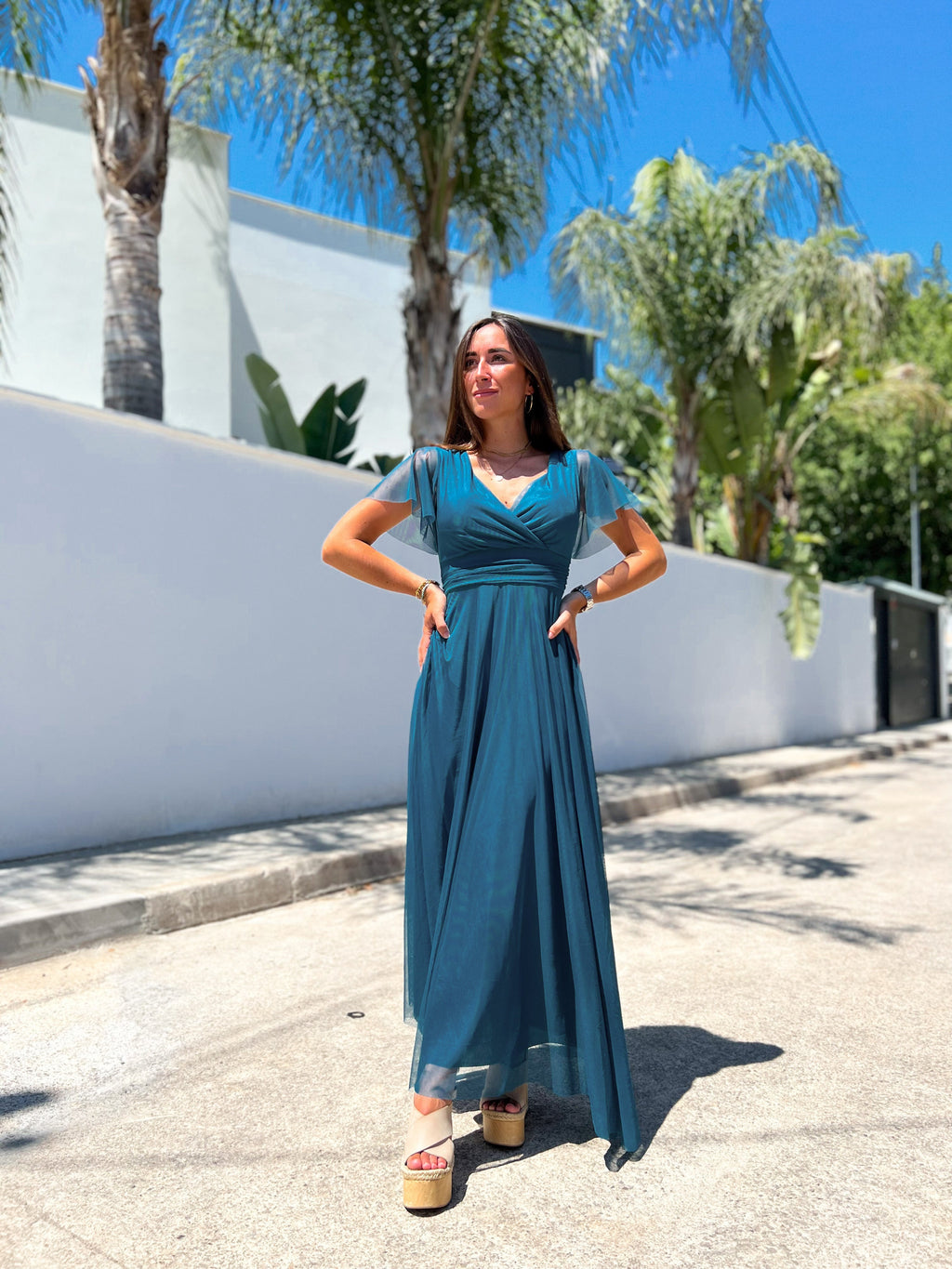 Vestido de tule com mangas azul-petróleo
