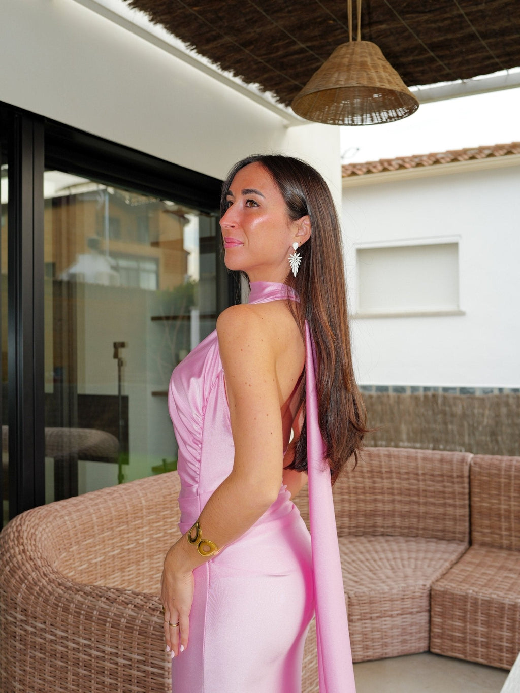 Vestido rosa com decote halter e franzido nas costas