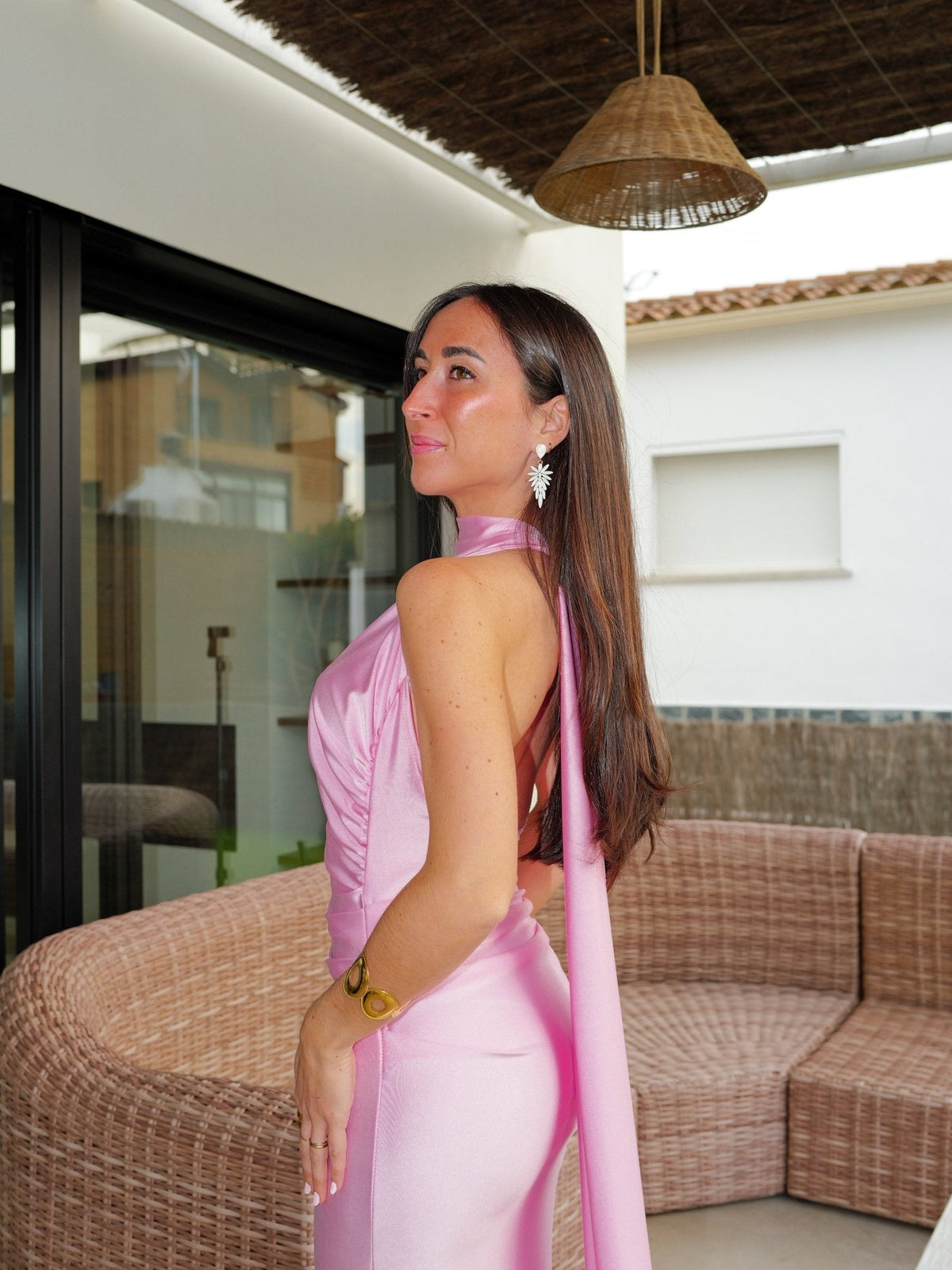 Vestido rosa com decote halter e franzido nas costas