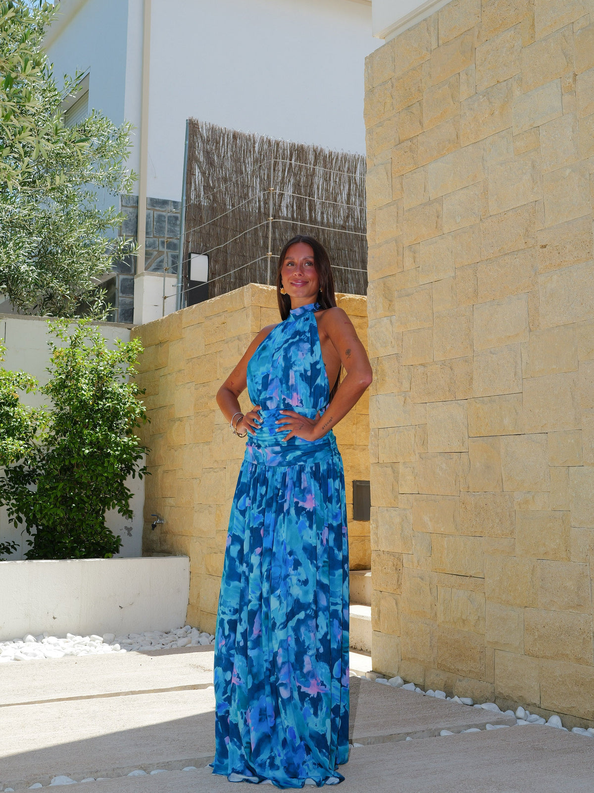 Vestido com decote halter e costas estampadas em azul