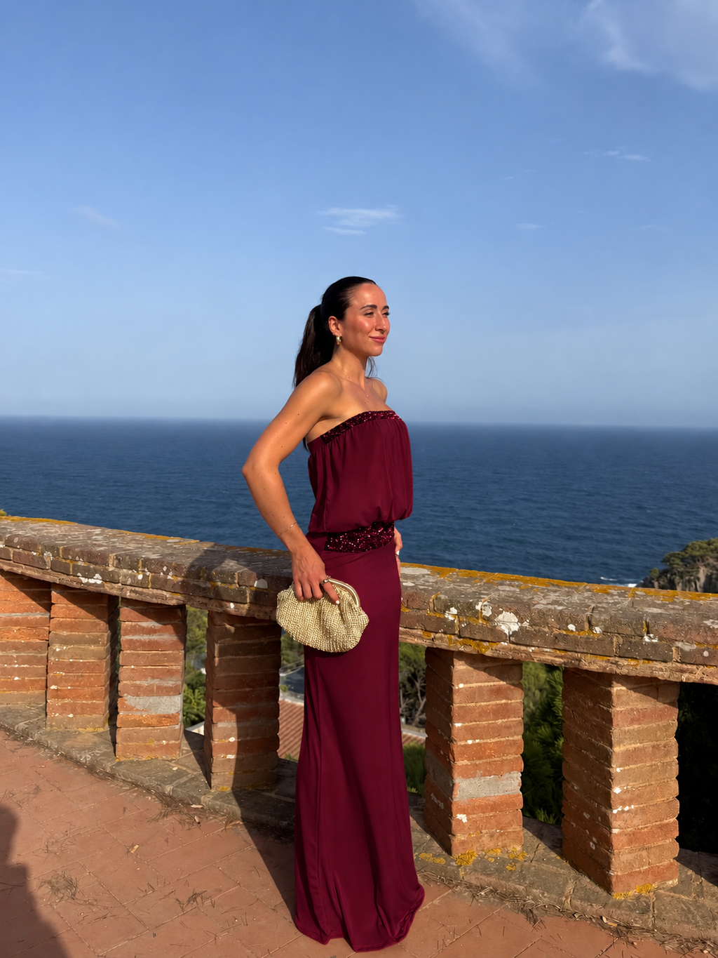 Vestido comprido com padrão de glitter cor de bordô