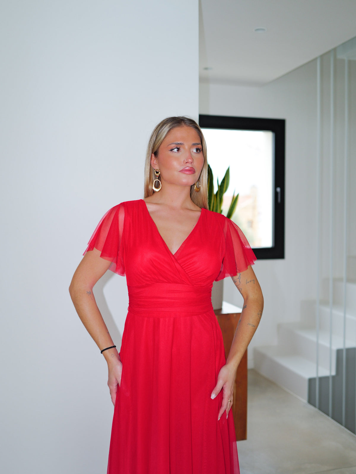 Vestido de tule com mangas vermelhas