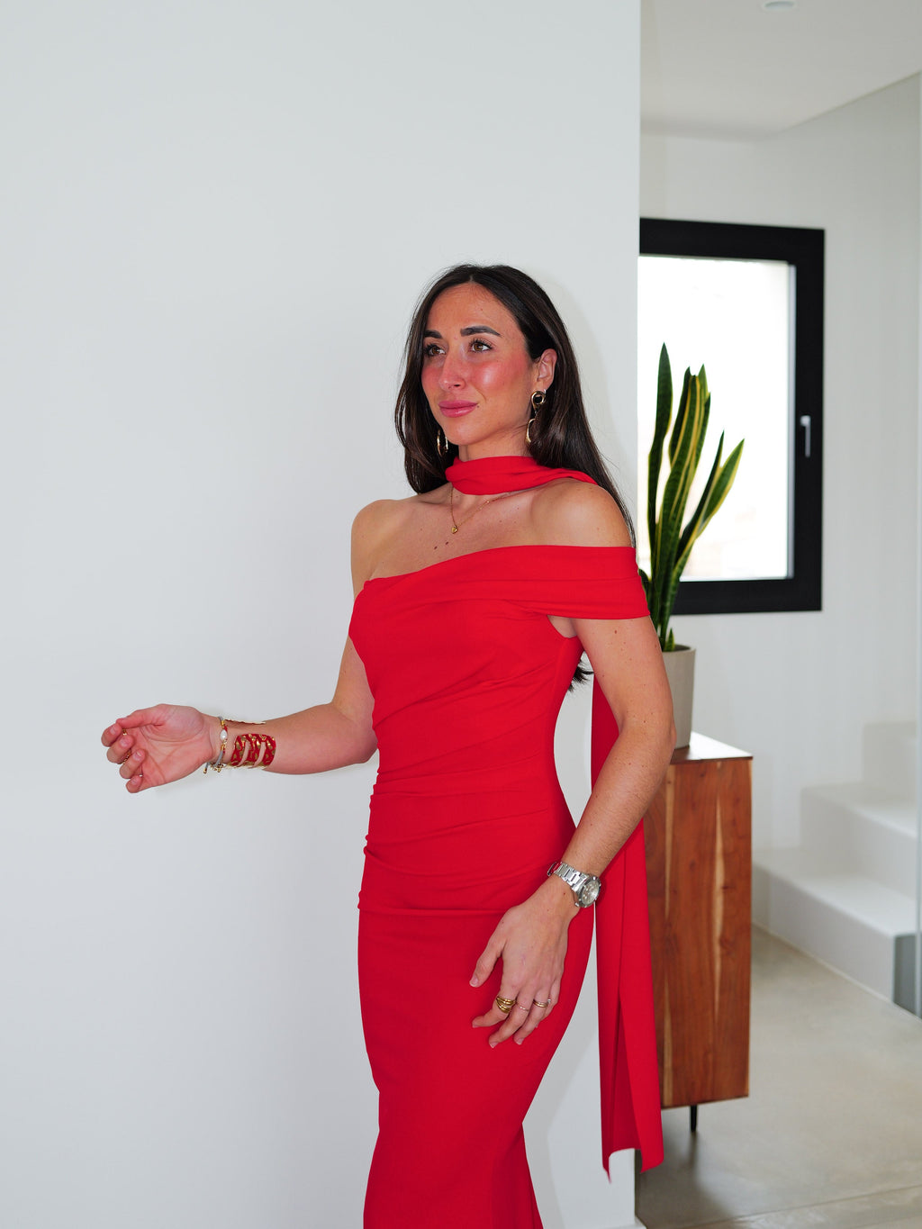 Vestido vermelho com gola choker e franzido assimétrico