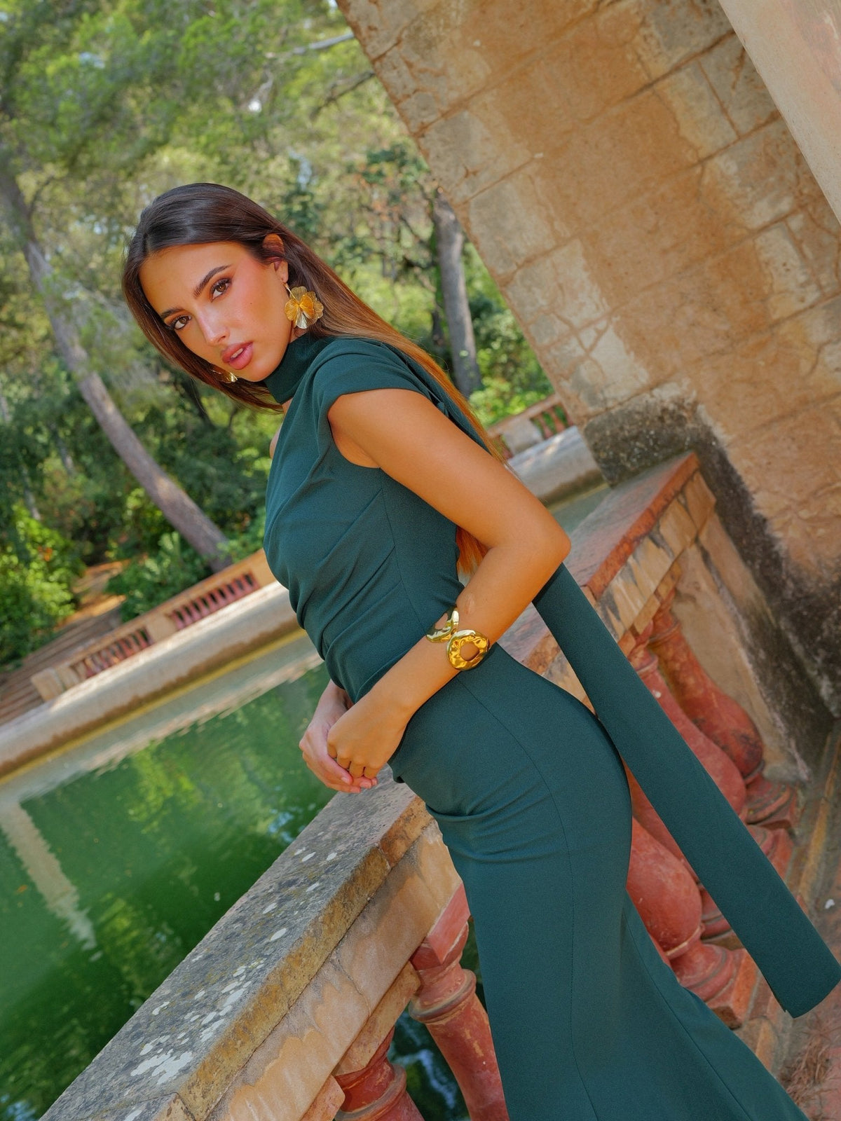 Vestido com gola choker e franzido assimétrico, cor de garrafa