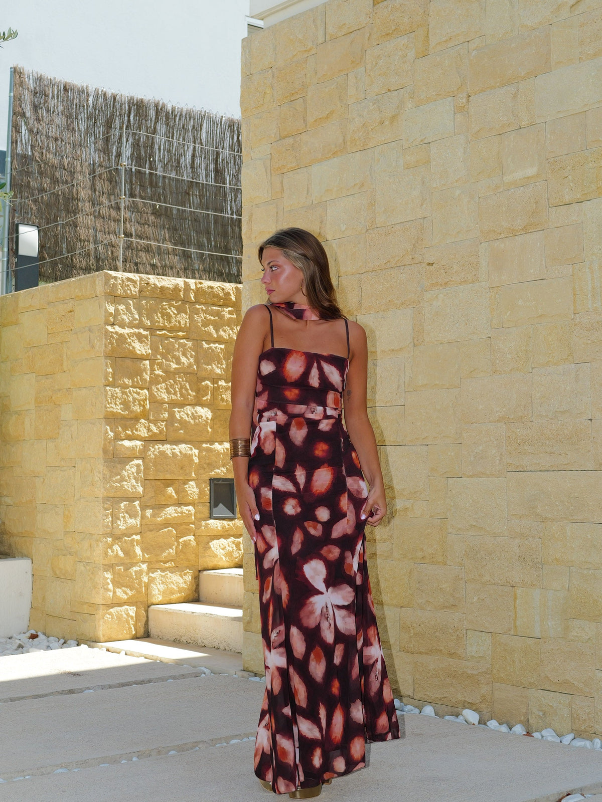 Vestido de georgette com padrão em tom de chocolate