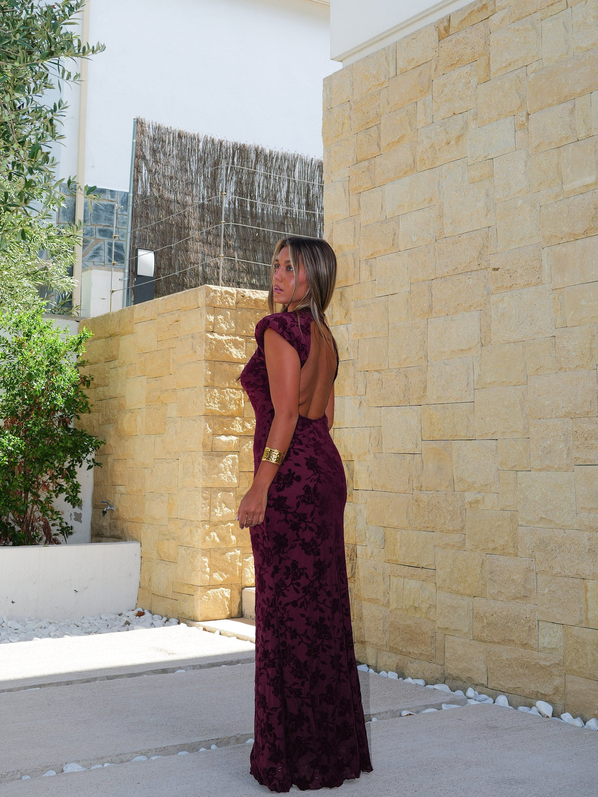Vestido de tule com flores e costas em cor de bordô