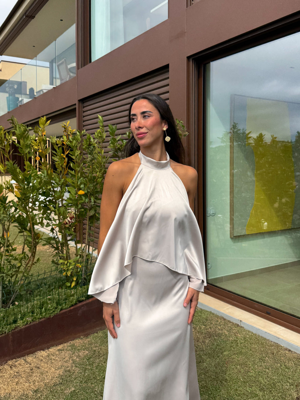 Vestido de cetim bege com capuz