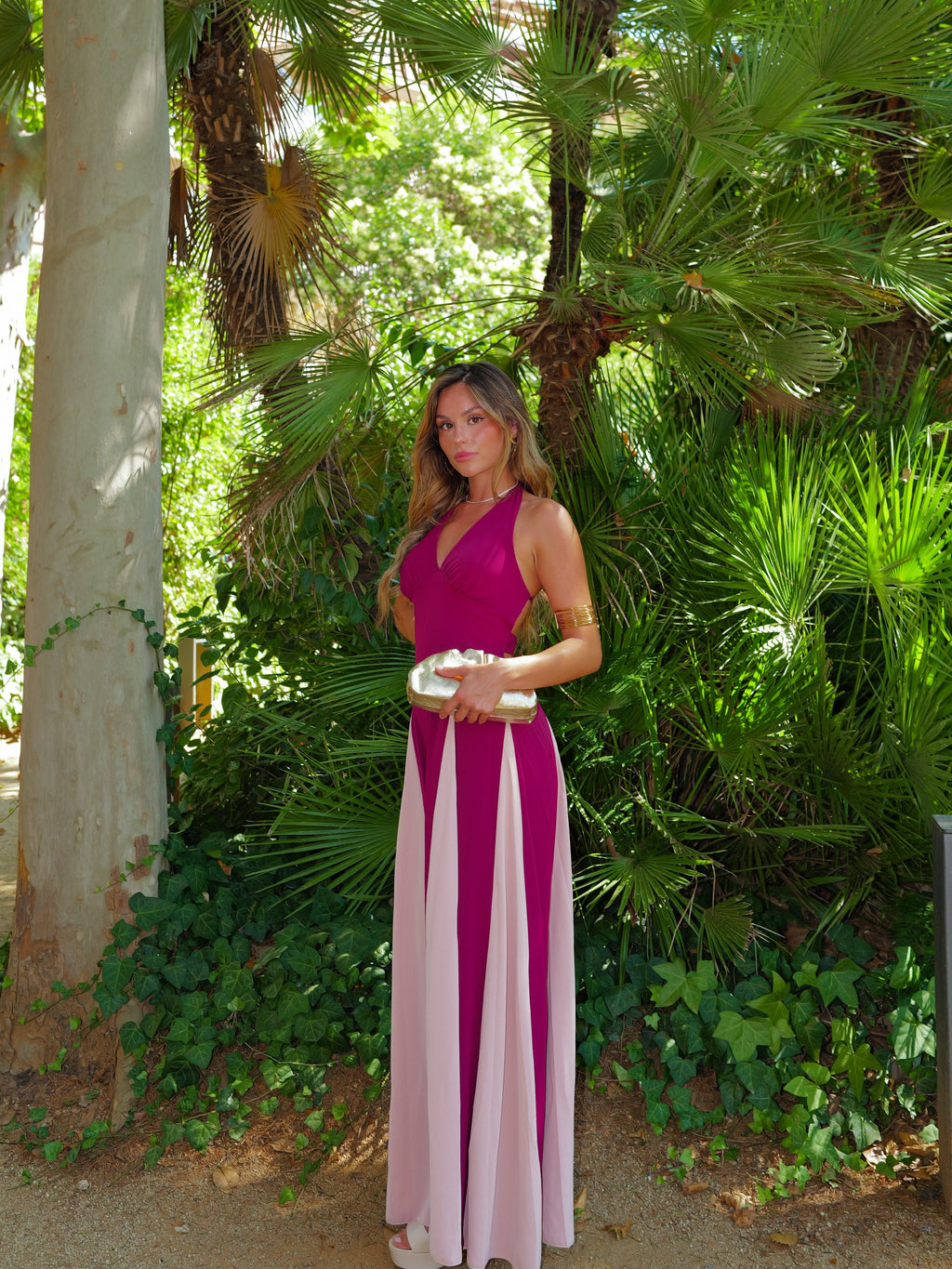 Vestido com decote em V bicolor cor de cereja