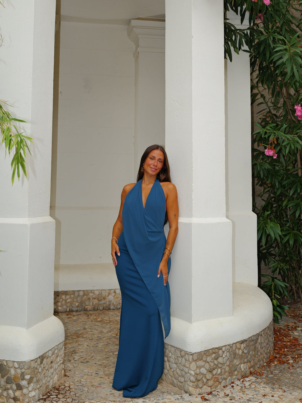 Vestido tipo capa assimétrico em tule azul-petróleo