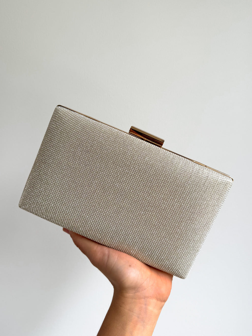 Clutch retangular dourada com brilhantes