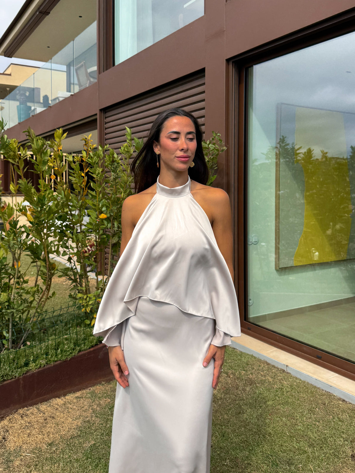 Vestido de cetim bege com capuz