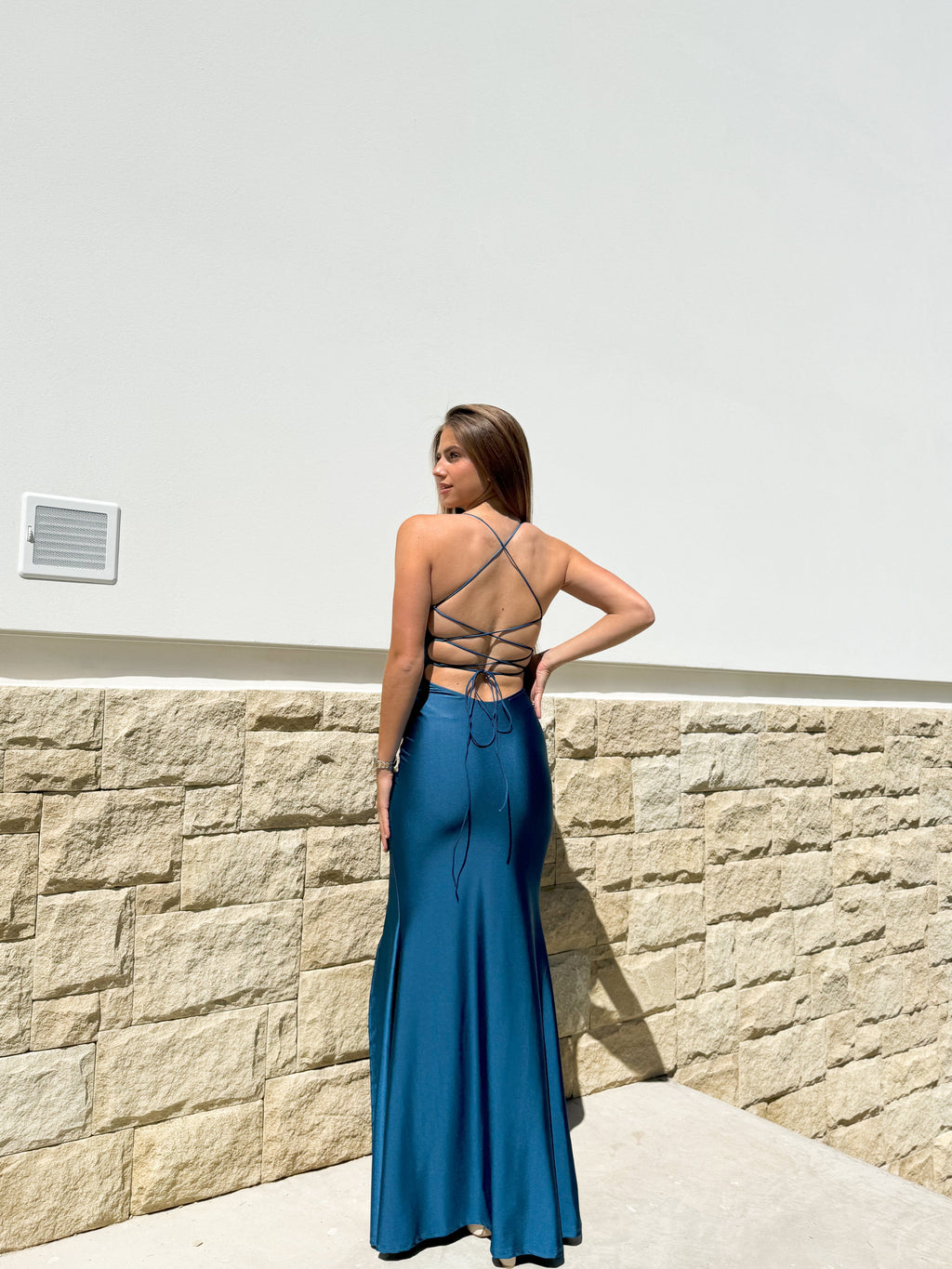 Vestido com decote em V em cetim entrelaçado, cor petróleo