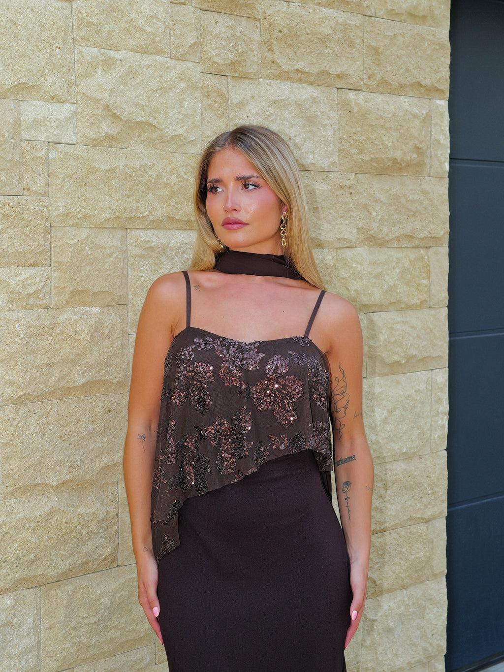 Vestido assimétrico com brilhos, cor chocolate