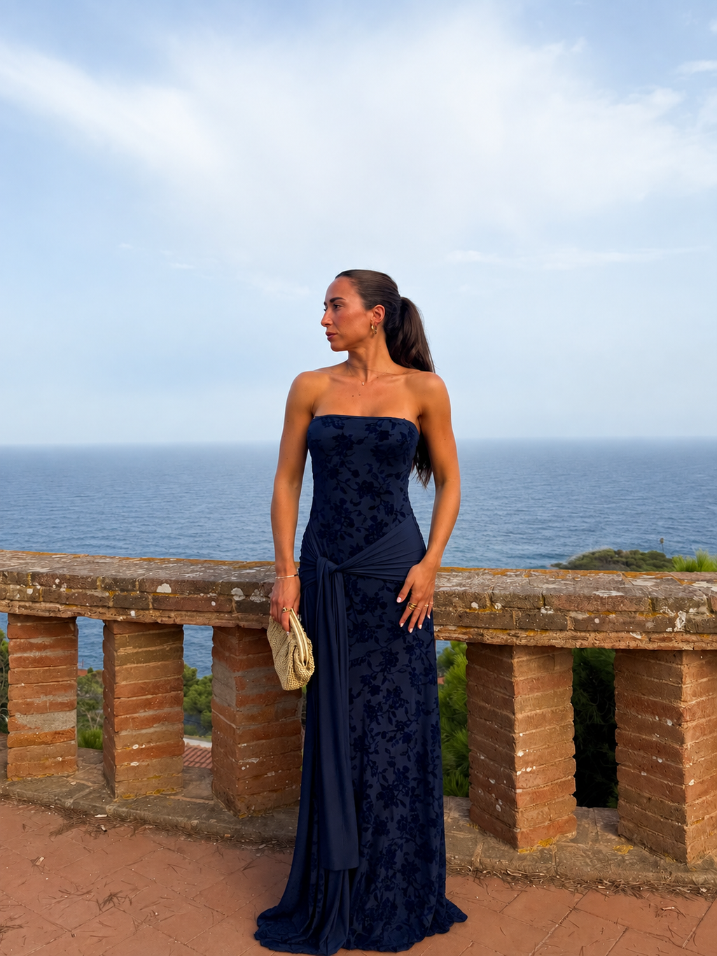 Vestido de tule com flores em azul-marinho