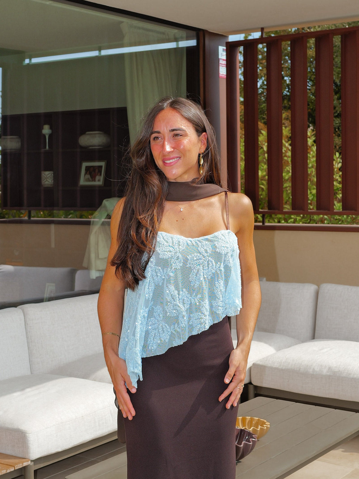 Vestido assimétrico com brilhos, bicolor, cor de chocolate