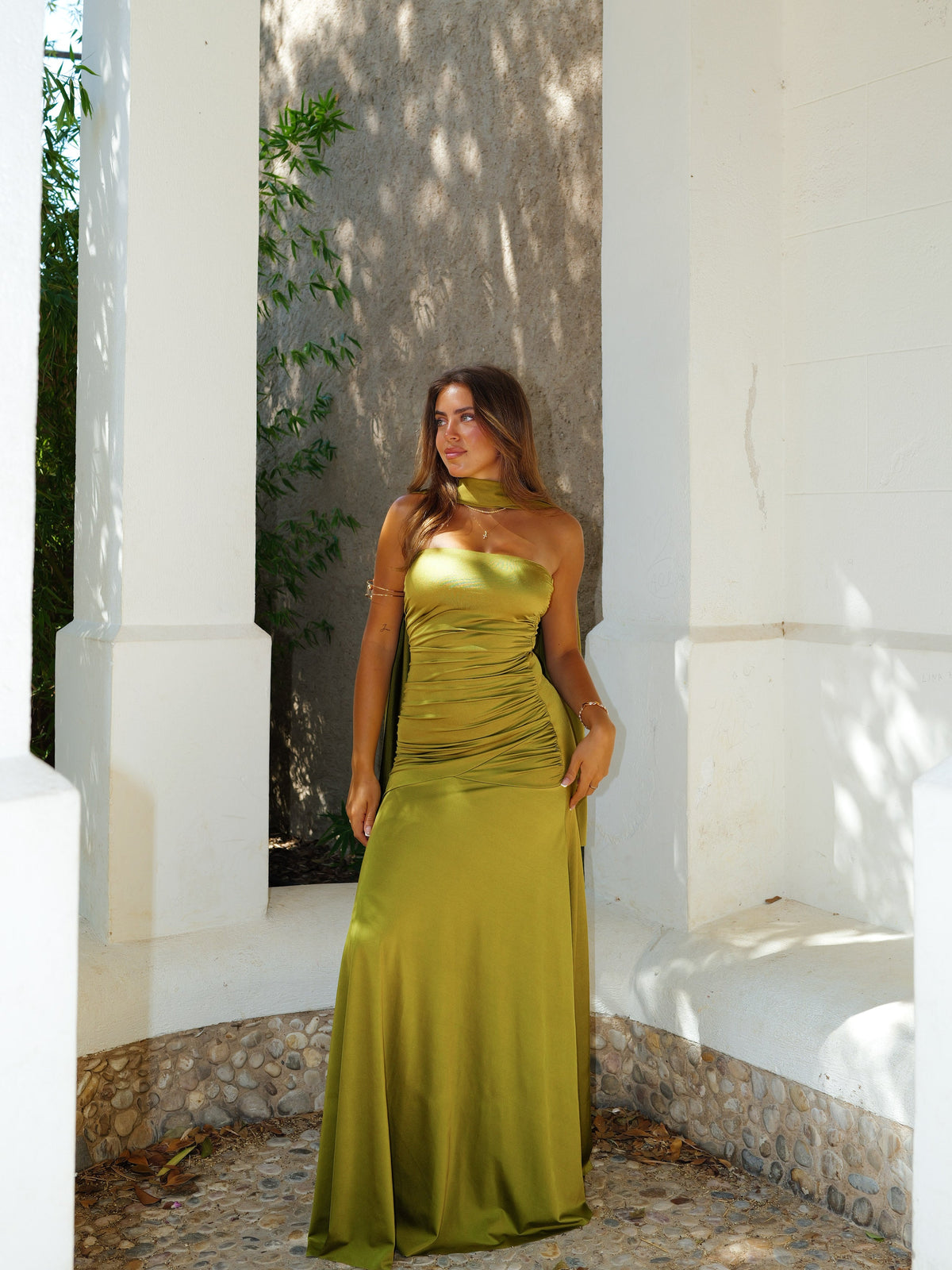 Vestido esvoaçante entrelaçado em tom de azeitona