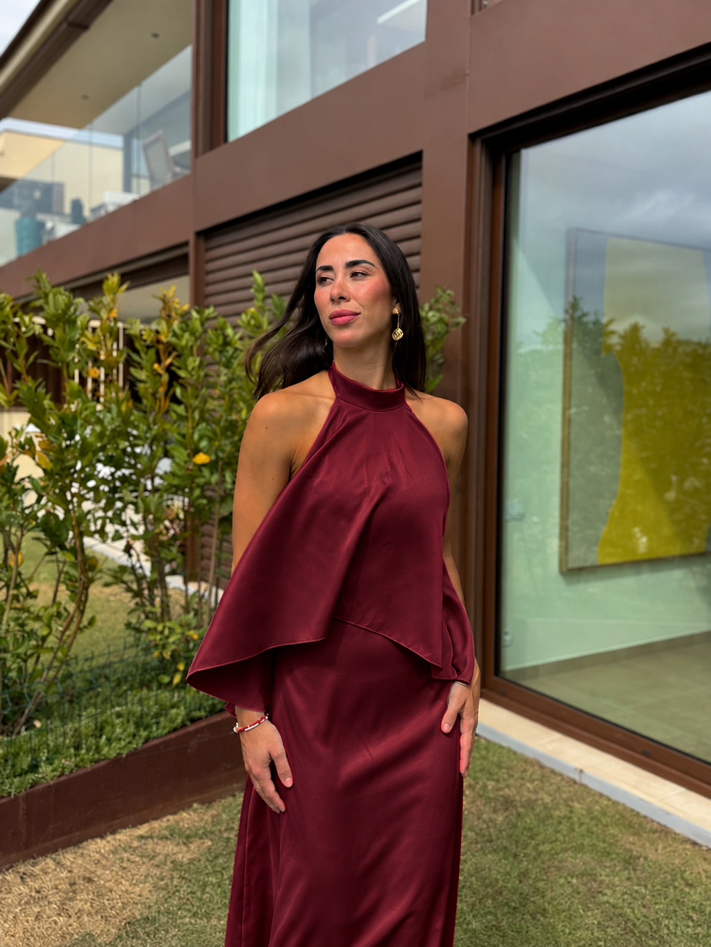 Vestido de cetim com capa cor de bordô