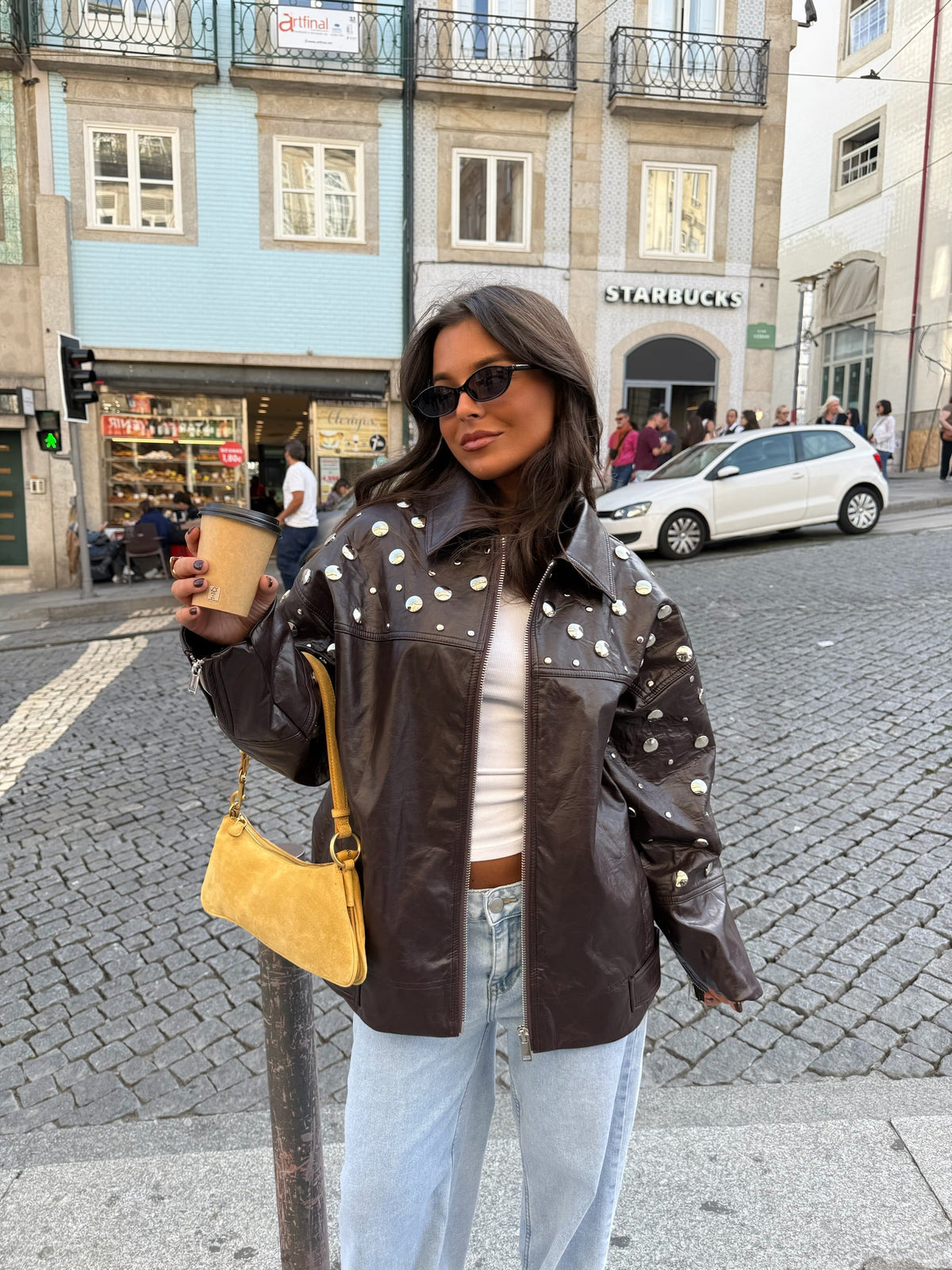 Chaqueta urbana marrón con tachuelas