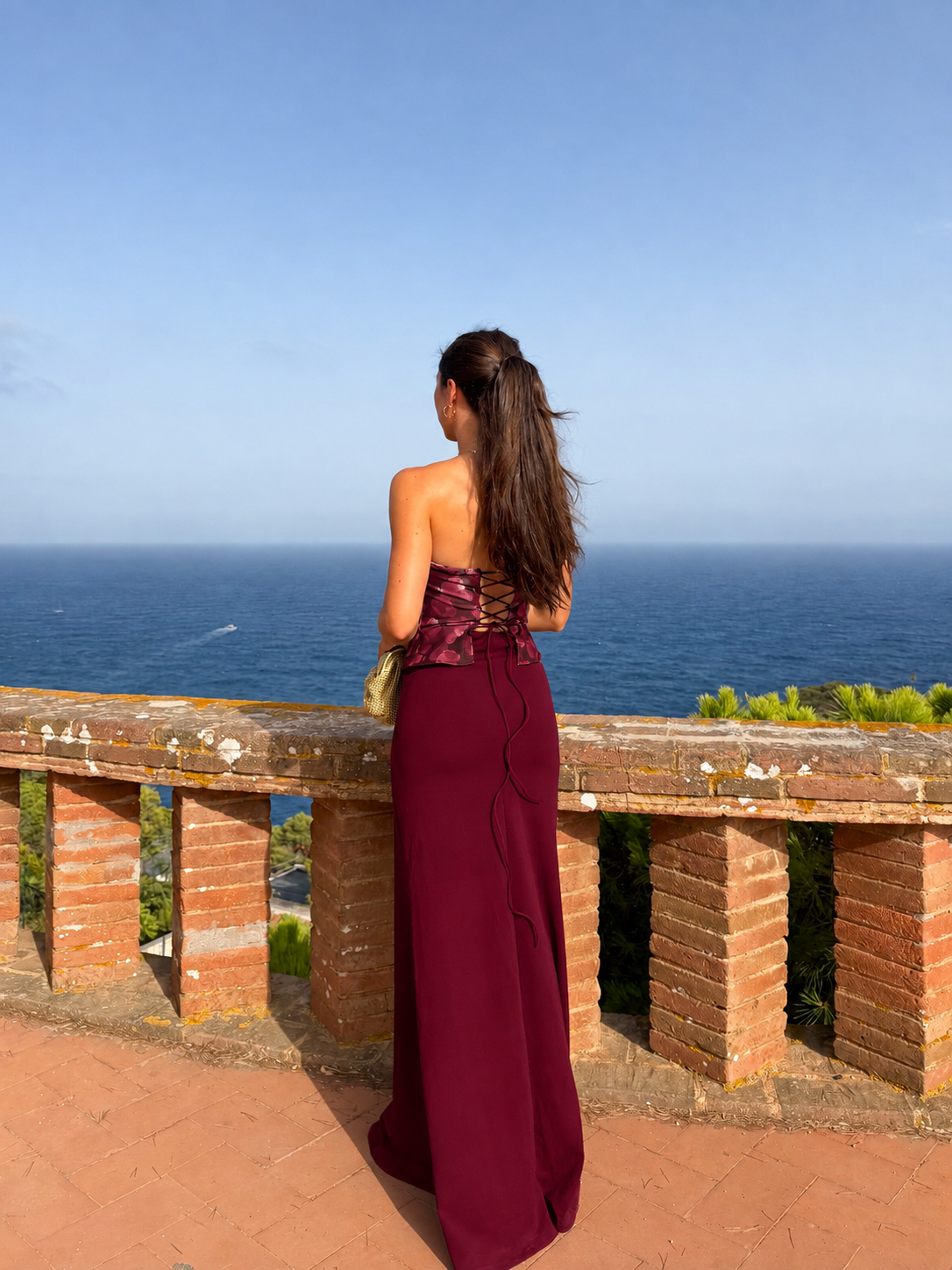 Vestido tipo espartilho com padrão em cor de bordô