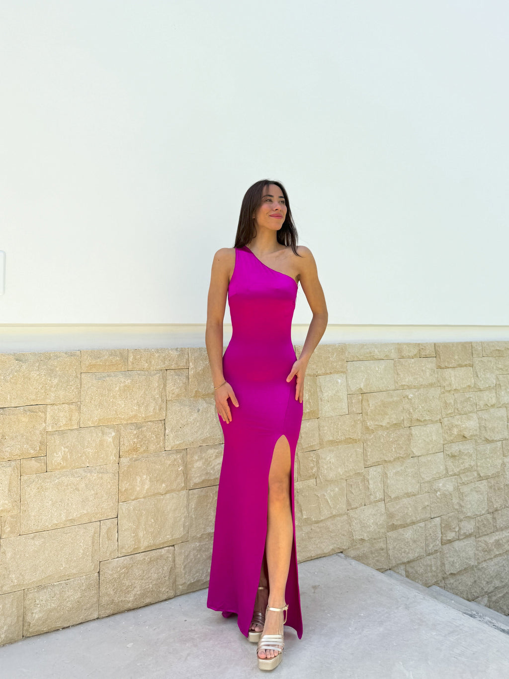 Vestido assimétrico com laço nas costas, cor fúcsia