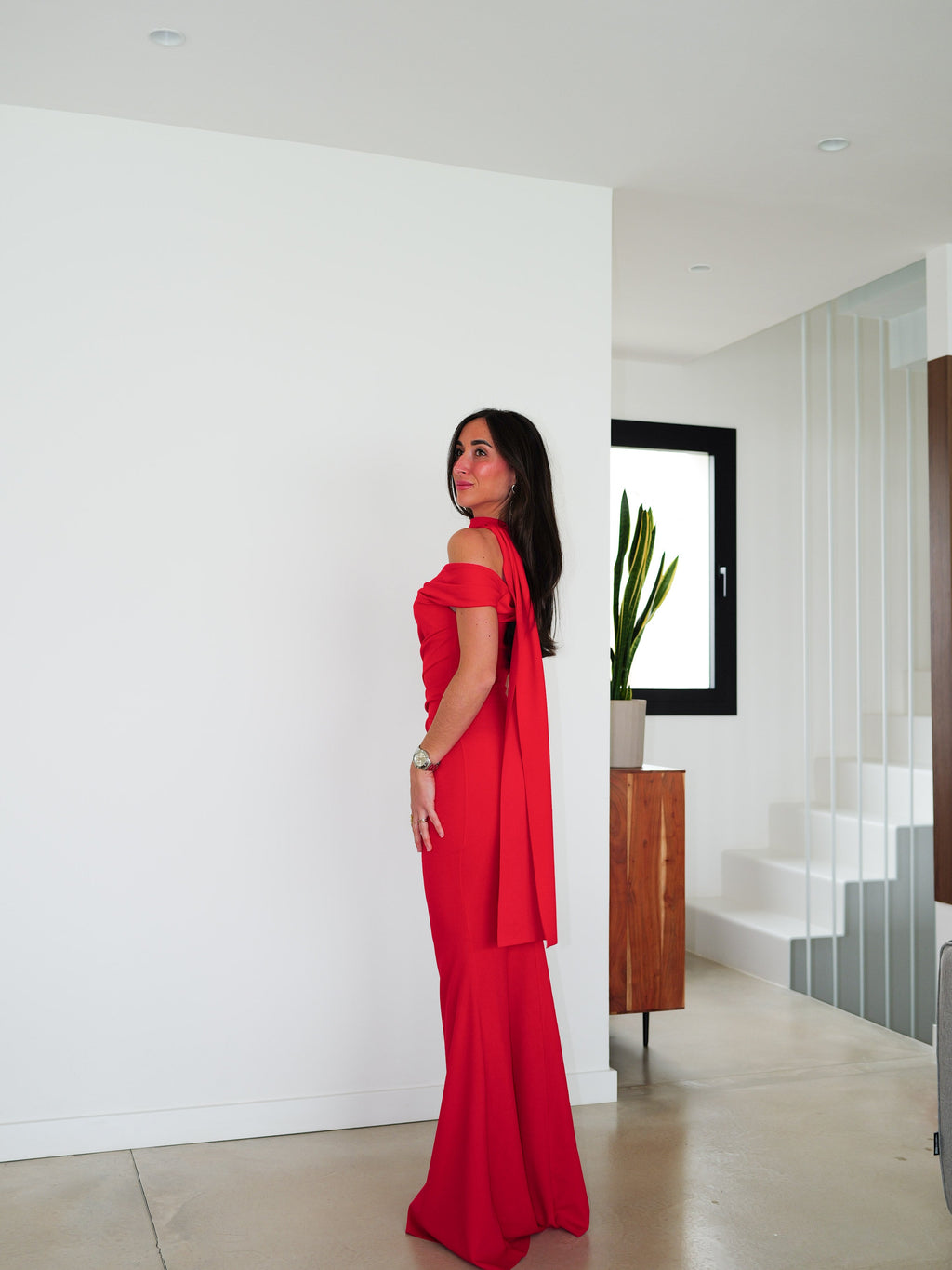 Vestido vermelho com gola choker e franzido assimétrico