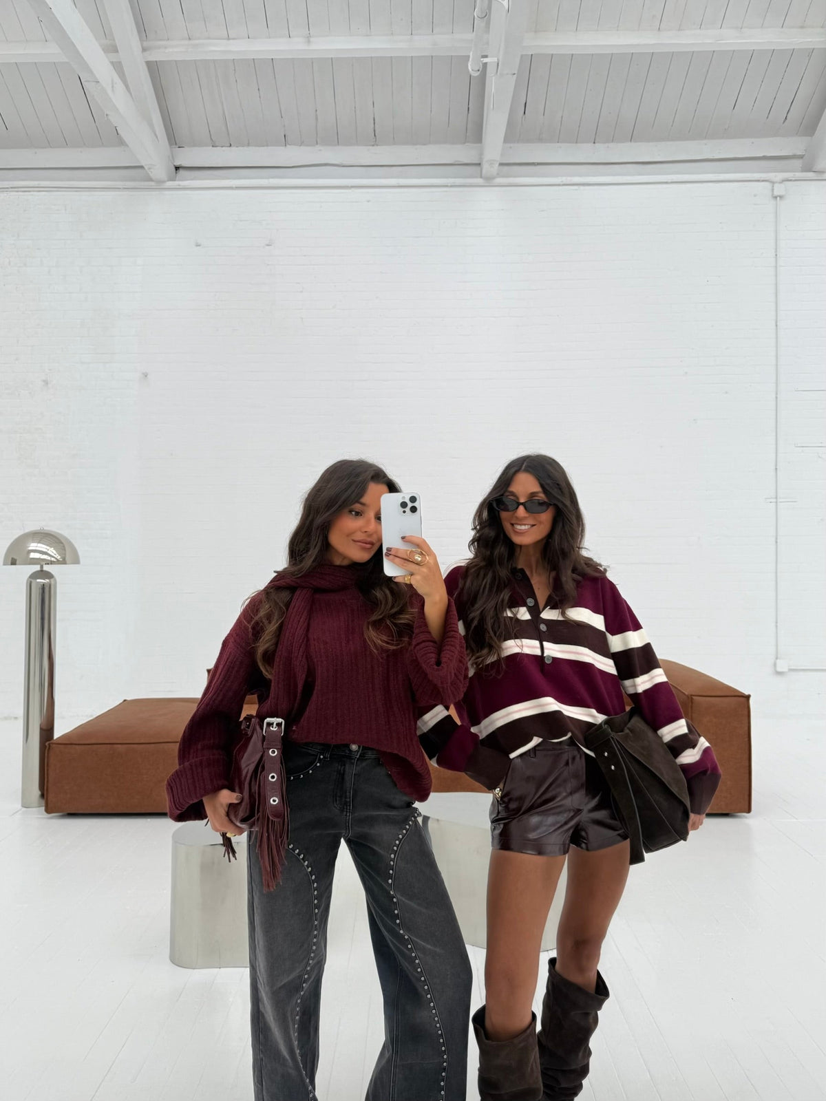 Calça Jeans Cinza de Perna Larga com Detalhes de Tachas