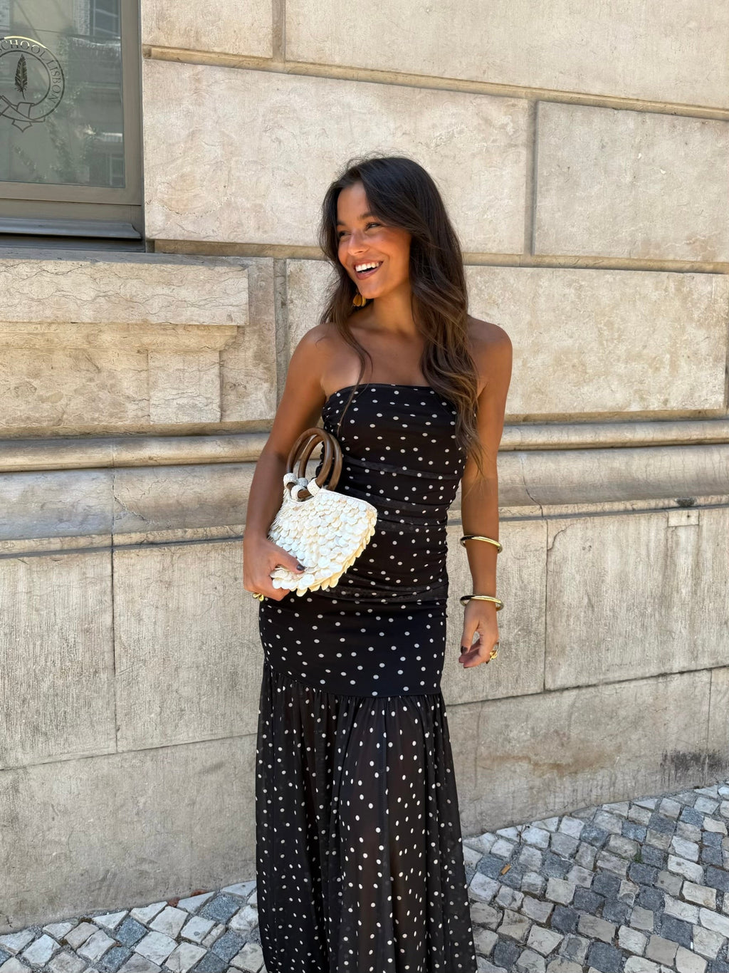 Vestido preto de bolinhas