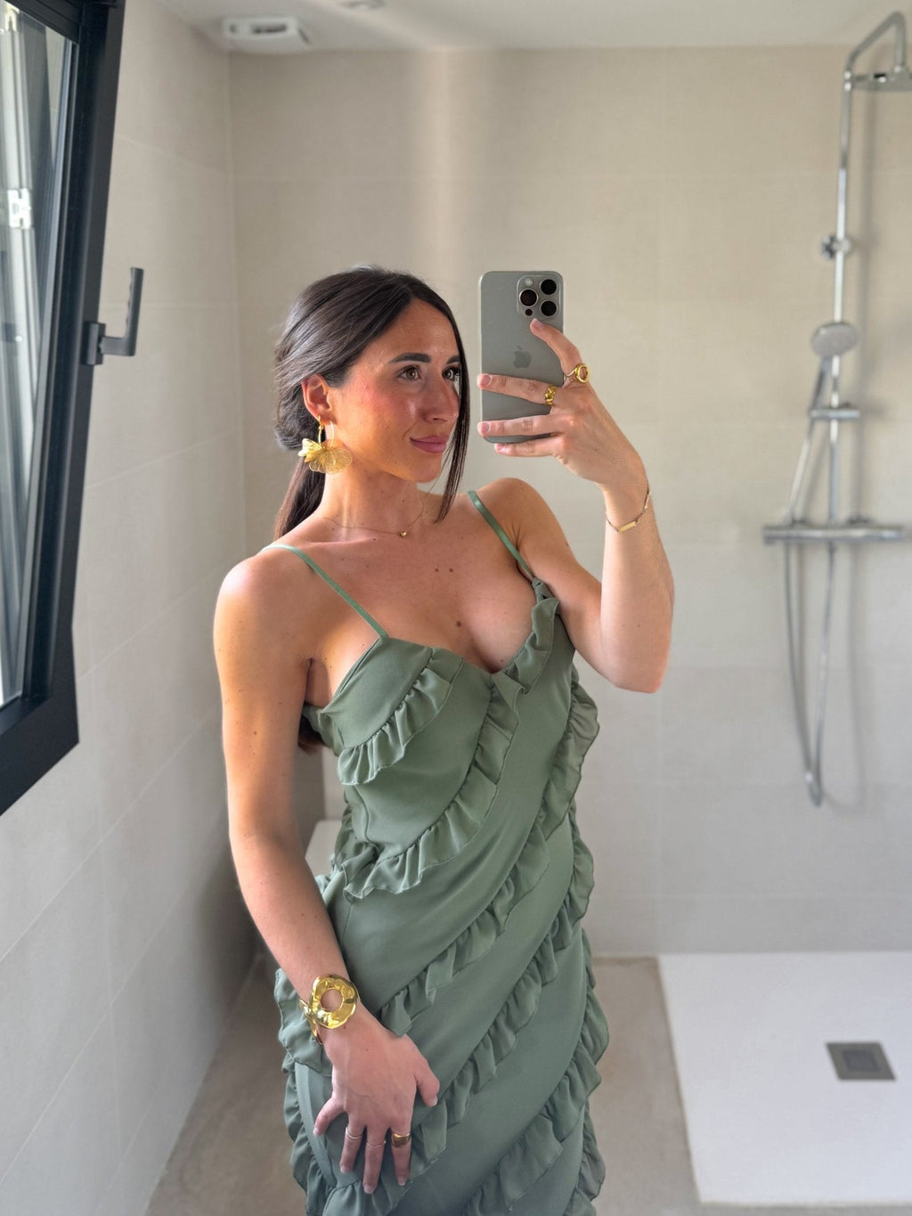 Vestido com folhos em crepe cáqui