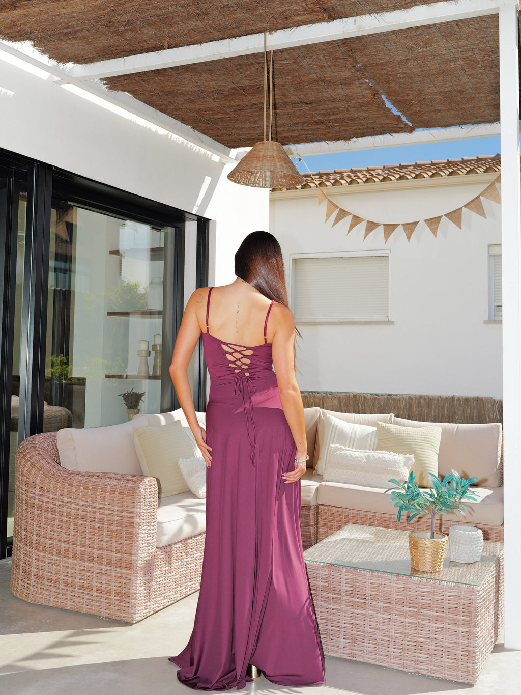 Vestido princesa com decote em V entrelaçado, cor bordô
