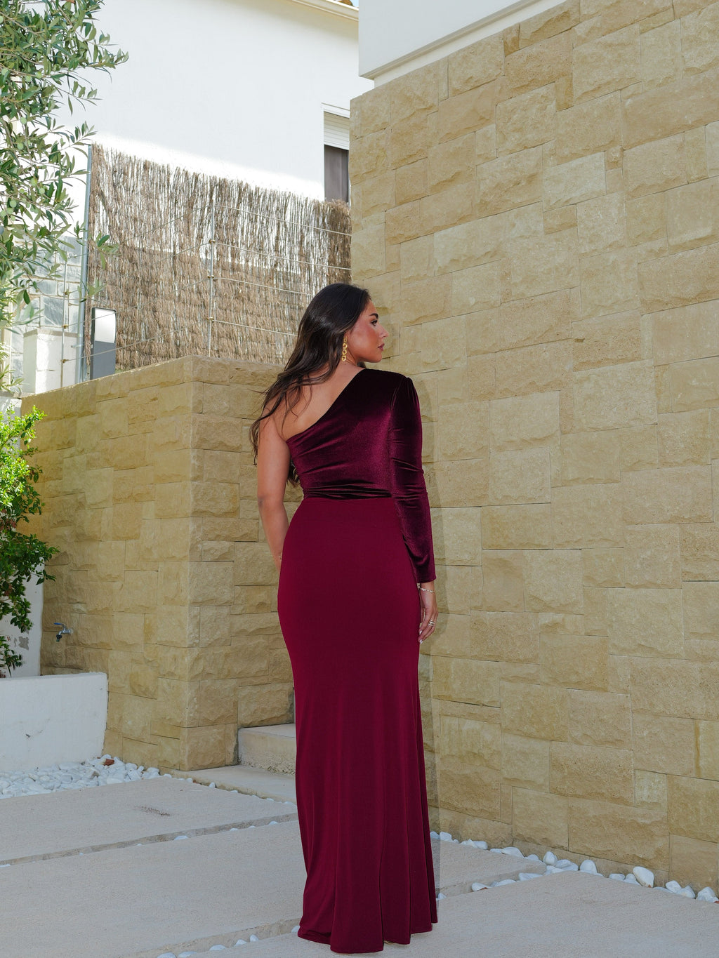 Vestido comprido assimétrico com mangas em veludo bordô