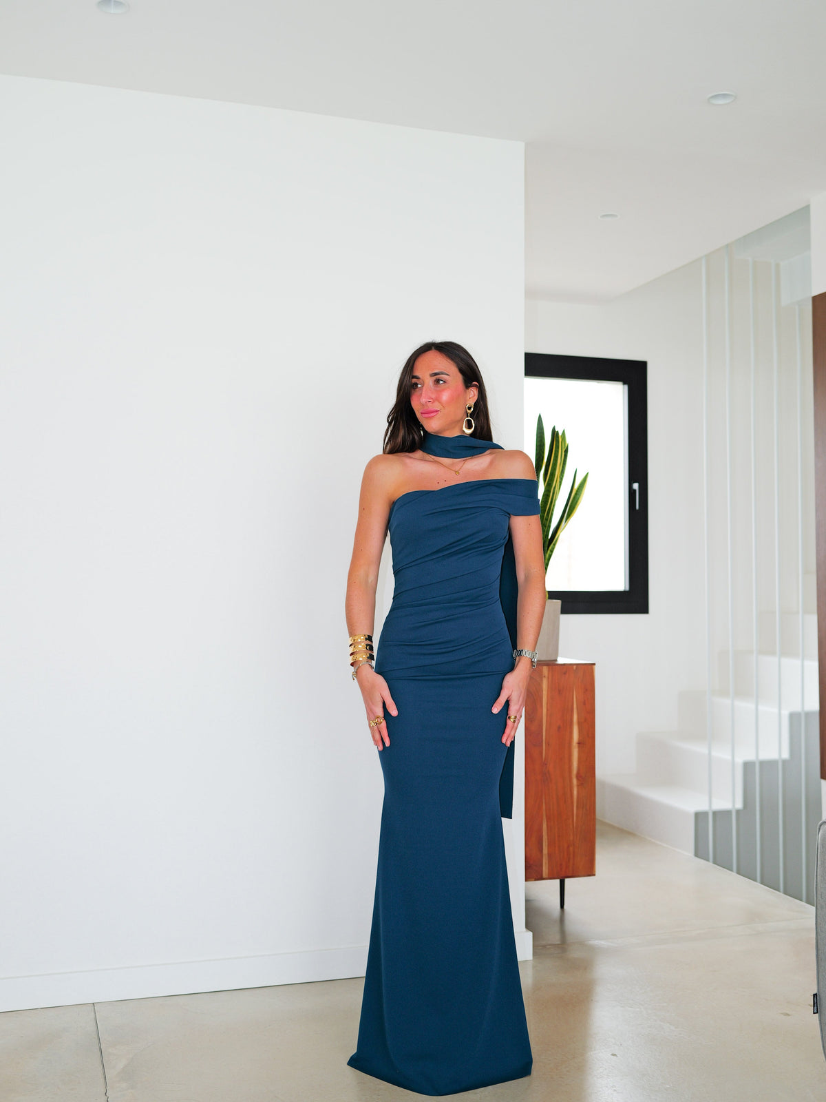 Vestido com gola choker e franzido assimétrico, cor petróleo
