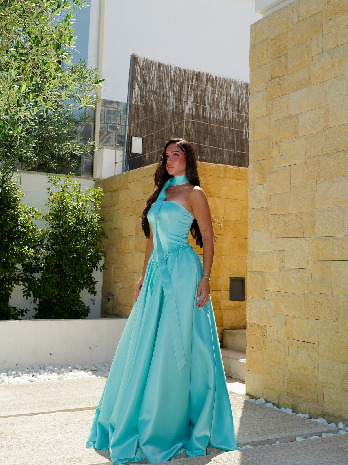 Vestido comprido com cintura decorada com pérolas turquesa