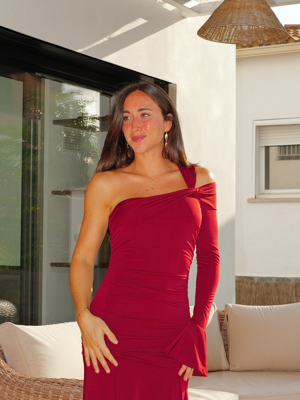 Vestido assimétrico com nó e mangas compridas, cor bordô