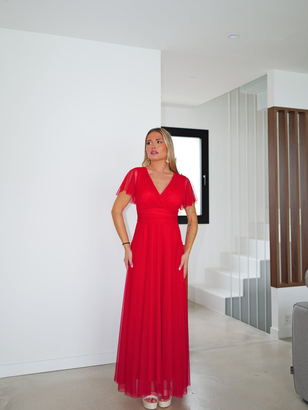Vestido de tule com mangas vermelhas
