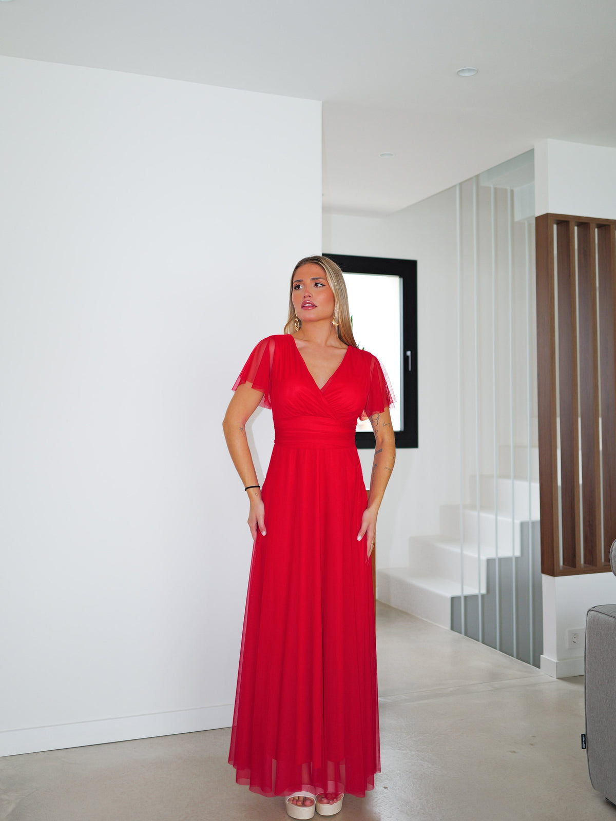 Vestido de tule com mangas vermelhas