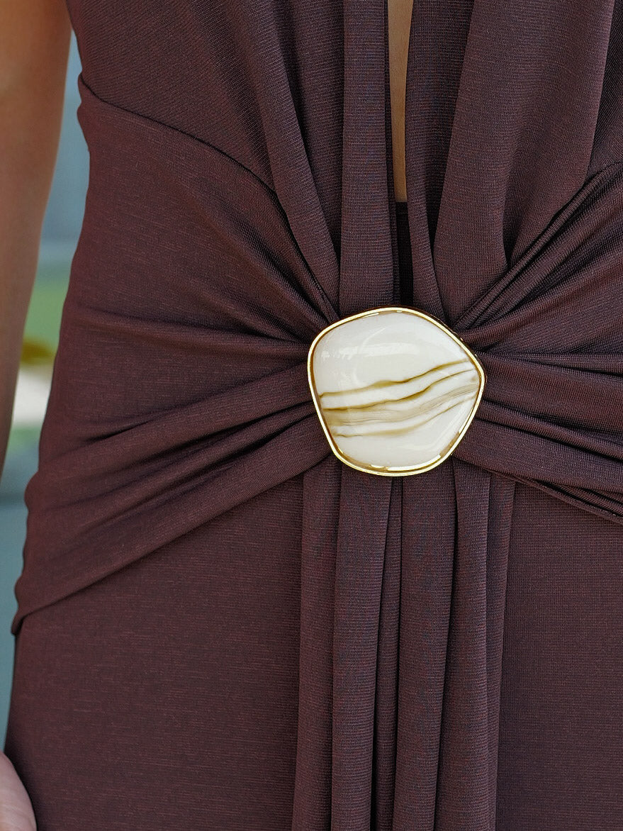 Vestido comprido com decote em V e detalhes em castanho